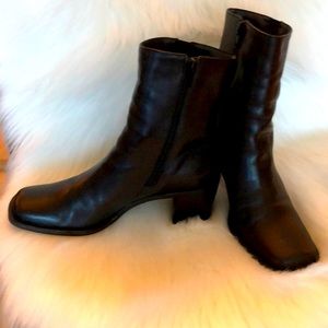 Nine West pull on zip boots.